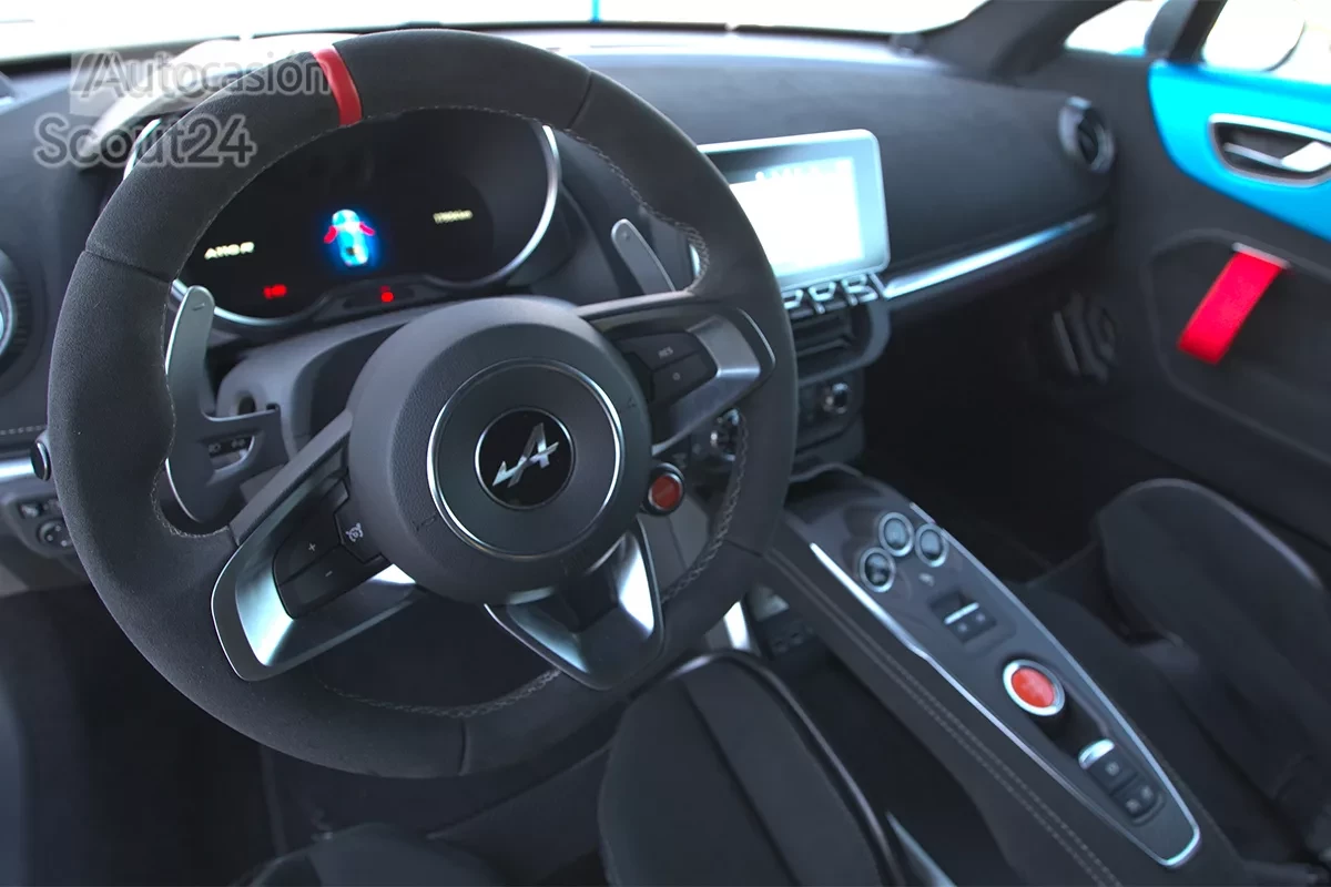 El interior de este Alpine no tiene la misma calidad que el de un 718.